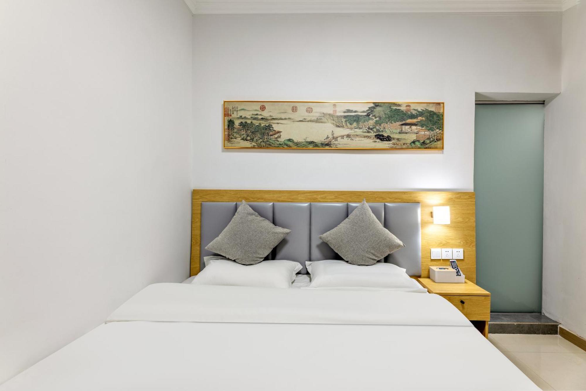 Happy Dragon Hotel -- Nearby Tiananmen Square & Forbidden City & Wangfujing Street & Line 5,6,8 Subway Nearby & Free Coffee & Free Laundry & Fluent English Speaking & Tourist Attractions Ticket Service & Free Wifi Unlimited For Western Software Beijing Eksteriør billede