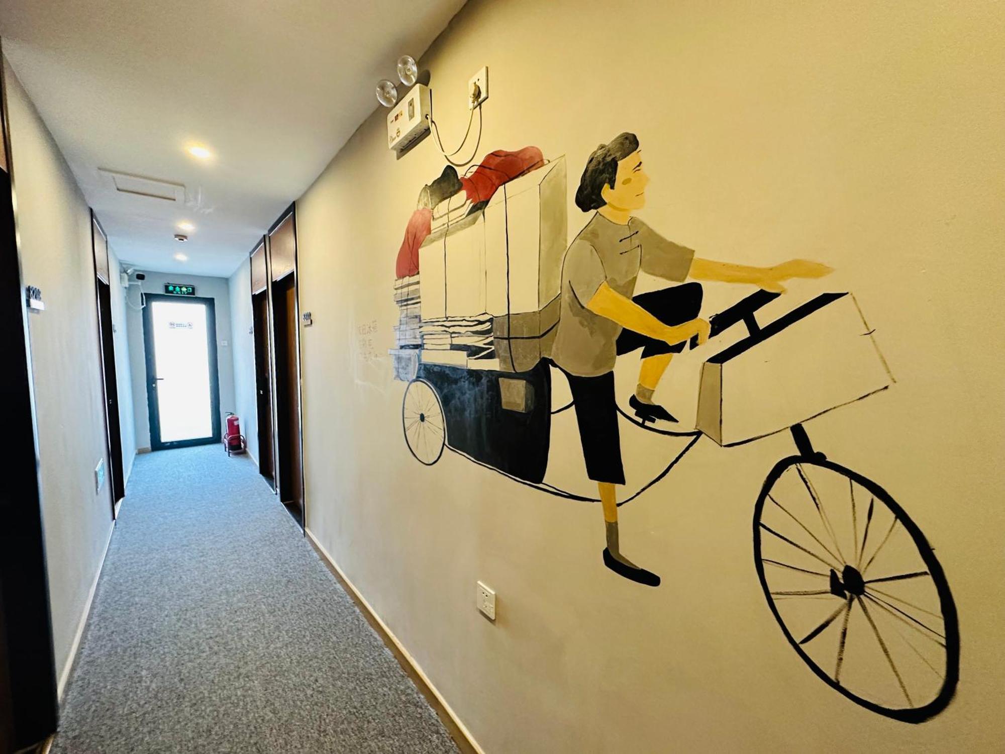 Happy Dragon Hotel -- Nearby Tiananmen Square & Forbidden City & Wangfujing Street & Line 5,6,8 Subway Nearby & Free Coffee & Free Laundry & Fluent English Speaking & Tourist Attractions Ticket Service & Free Wifi Unlimited For Western Software Beijing Eksteriør billede