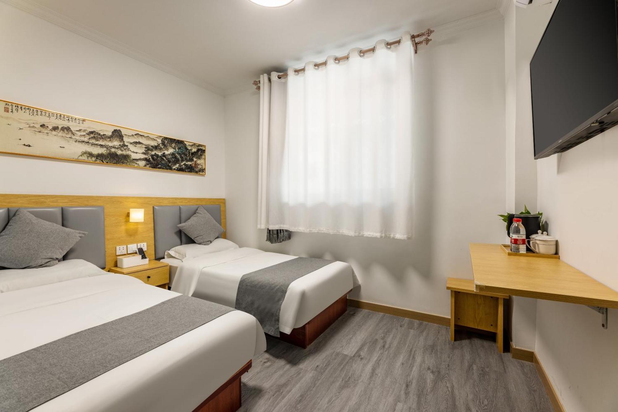 Happy Dragon Hotel -- Nearby Tiananmen Square & Forbidden City & Wangfujing Street & Line 5,6,8 Subway Nearby & Free Coffee & Free Laundry & Fluent English Speaking & Tourist Attractions Ticket Service & Free Wifi Unlimited For Western Software Beijing Eksteriør billede