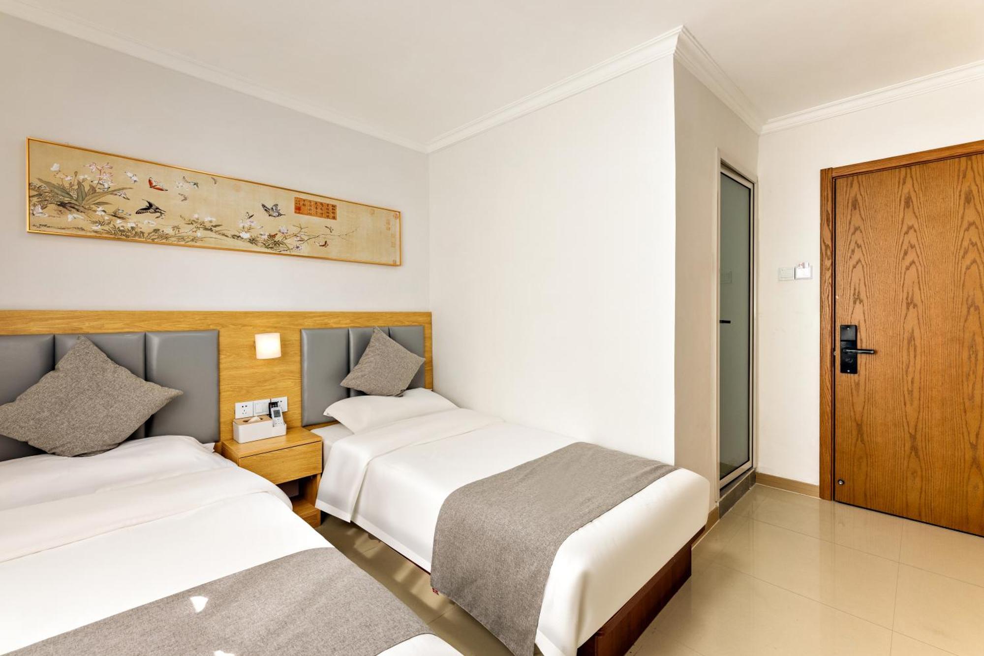 Happy Dragon Hotel -- Nearby Tiananmen Square & Forbidden City & Wangfujing Street & Line 5,6,8 Subway Nearby & Free Coffee & Free Laundry & Fluent English Speaking & Tourist Attractions Ticket Service & Free Wifi Unlimited For Western Software Beijing Eksteriør billede