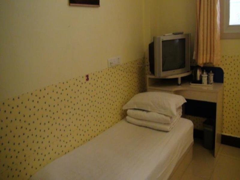 Happy Dragon Hotel -- Nearby Tiananmen Square & Forbidden City & Wangfujing Street & Line 5,6,8 Subway Nearby & Free Coffee & Free Laundry & Fluent English Speaking & Tourist Attractions Ticket Service & Free Wifi Unlimited For Western Software Beijing Eksteriør billede