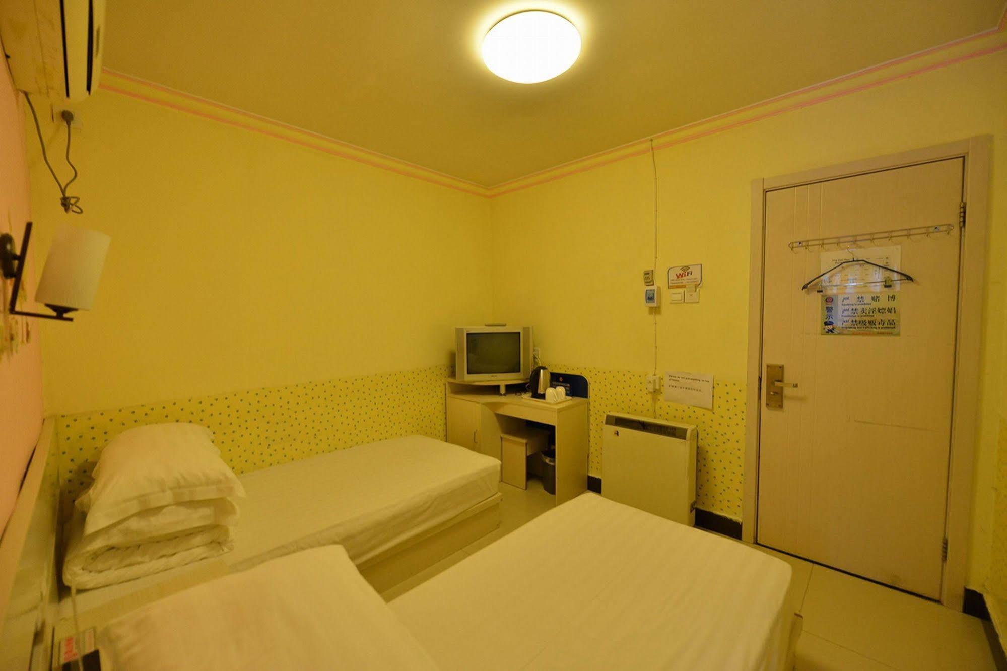 Happy Dragon Hotel -- Nearby Tiananmen Square & Forbidden City & Wangfujing Street & Line 5,6,8 Subway Nearby & Free Coffee & Free Laundry & Fluent English Speaking & Tourist Attractions Ticket Service & Free Wifi Unlimited For Western Software Beijing Eksteriør billede