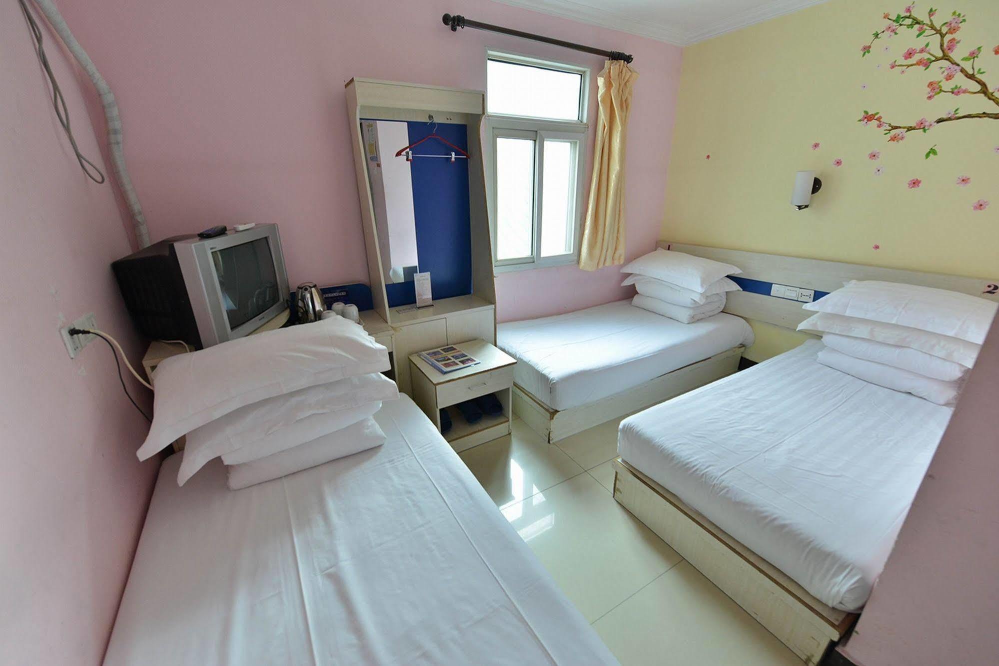 Happy Dragon Hotel -- Nearby Tiananmen Square & Forbidden City & Wangfujing Street & Line 5,6,8 Subway Nearby & Free Coffee & Free Laundry & Fluent English Speaking & Tourist Attractions Ticket Service & Free Wifi Unlimited For Western Software Beijing Eksteriør billede